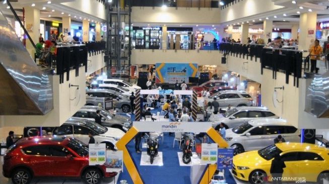 Suasana penjualan mobil pameran Mandiri Tunas Finance (MTF) Autofiesta 2019. Sebagai ilustrasi [ANTARA/Arief Firmansyah]