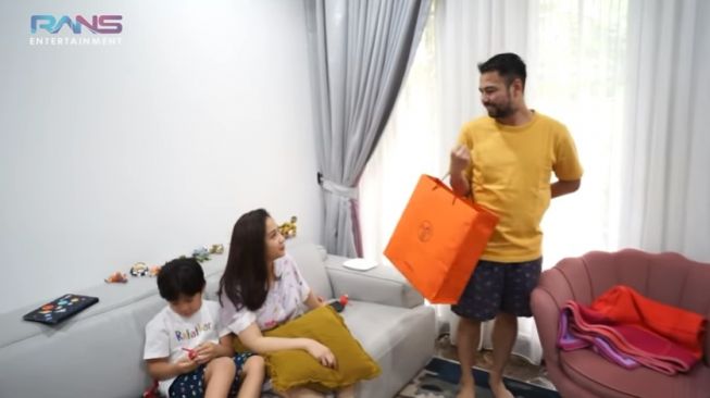 Momen Raffi Ahmad beri Nagita Slavina tas Rp 1 miliar. (YouTube/Rans Entertainment)