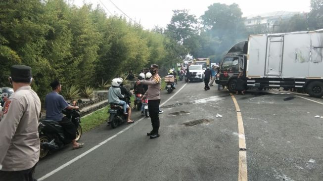 Truk yang mengangkut bantuan COVID-19 kecelakaan di Ciloto Puncak, Kabupaten Cianjur, Rabu (21/7/2021). [Dok. Polsek Pacet]