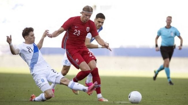 Erling Haaland memperkuat Timnas Norwegia dalam laga persahabatan kontra Yunani di La Rosaleda, Malaga, Spanyol, 6 Juni 2021. [AFP]