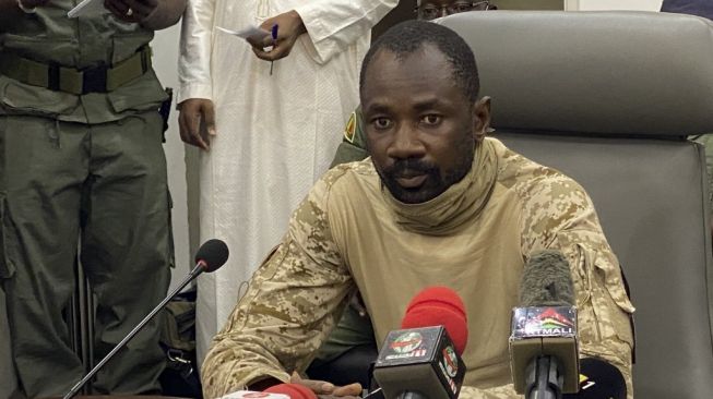 Presiden Mali Assimi Goita diserang saat salat Idul Adha di masjid. (Foto: AFP)