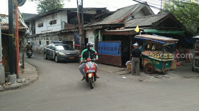 Anggota polisi dari Polsek Metro Setiabudi masih bersiaga di sekitar Pasar Manggis, Setiabudi, Jakarta Selatan pasca terjadinya tawuran antarremaja Kampung Kebon Sayur dan Pariaman. (Suara.com/M. Yasir)