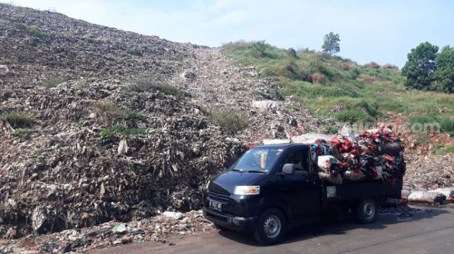 Mobil bak yang dipakai pemulung untuk mengangkut barang bekas atau plastik di PTST Bantar Gebang. (Suara.com/Bagaskara)