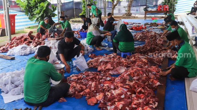 Suasana di bagian pengolahan daging hewan kurban di Masjid Agung Al Azhar, Jakarta Selatan, Rabu (21/7/2021). [Suara.com/Alfian Winanto]