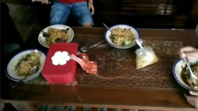 Potret warung mie ayam Lesti Kejora [Youtube/HariHariHeri]