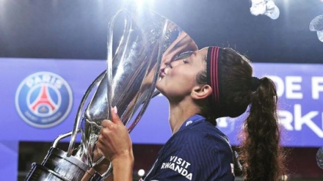 Nadia Nadim saat membantu tim putri Paris Saint-Germain (PSG) merengkuh gelar Divisi 1 Liga Prancis perdana musim lalu. [Tangkapan layar Instagram @nadi9nadim]