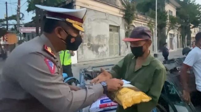 Pengayuh Becak Terharu Saat Dirlantas Polda Jateng Terjun Bagi-bagi Sembako di Kota Lama