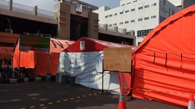 Tenda darurat COVID-19 RSUD Bekasi dibongkar saat PPKM darurat diperpanjang. (Suara.com/Imam)