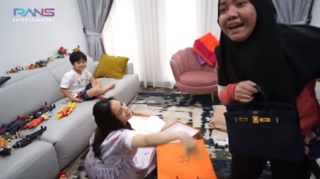 Momen Raffi Ahmad beri Nagita Slavina tas Rp 1 miliar. (YouTube/Rans Entertainment)