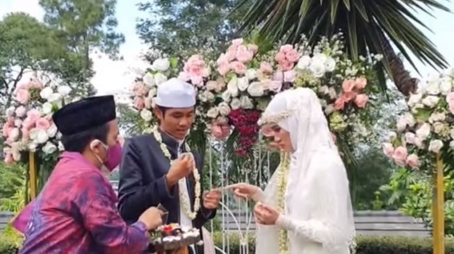 Pernikahan ustaz Agam Fachrul dan Aisyah [Instagram/aisyahvier dan YouTube/Heyouw0]