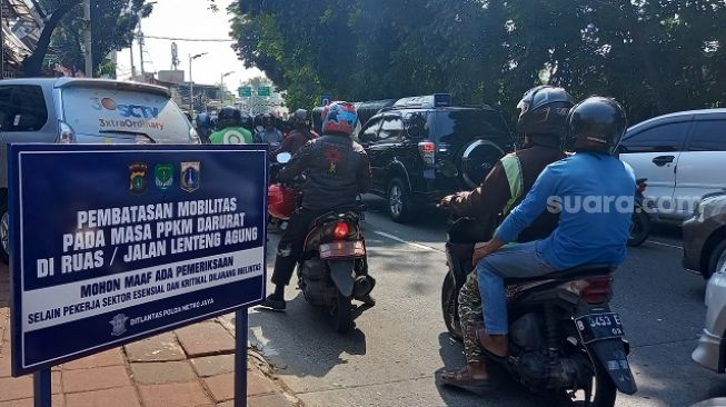 Pemeriksaan oleh petugas gabungan di Pos Pembatasan PPKM Darurat Lenteng Agung, Jalan Raya Lenteng Agung, Jakarta Selatan, Rabu (21/7/2021) ini. (Yosea Arga)