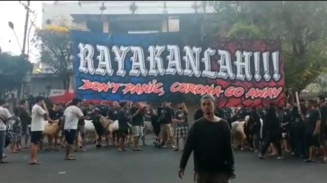 Viral Kerumunan Warga Giring Kambing Tanpa Prokes: Rayakanlah! Don't Panic, Corona Go Away