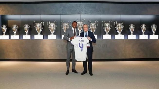 David Alaba diperkenalkan secara resmi oleh Real Madrid di Valdebebas, Rabu (21/7/2021). [Foto: Marca]