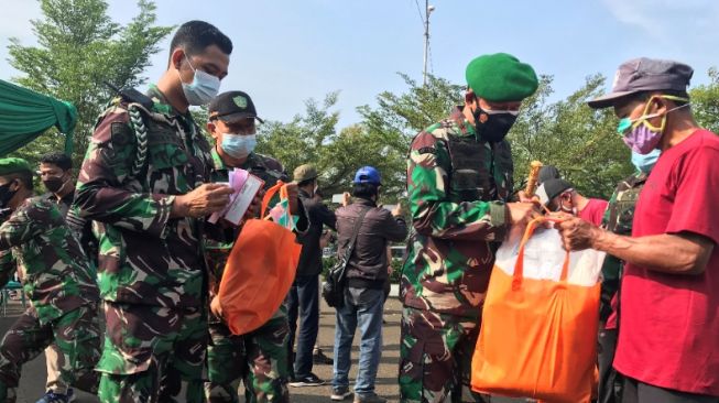 Ratusan Penggali Kubur dan Pemulasaran Jenazah TPU Pondok Rajeg Dapat APD Terbaik