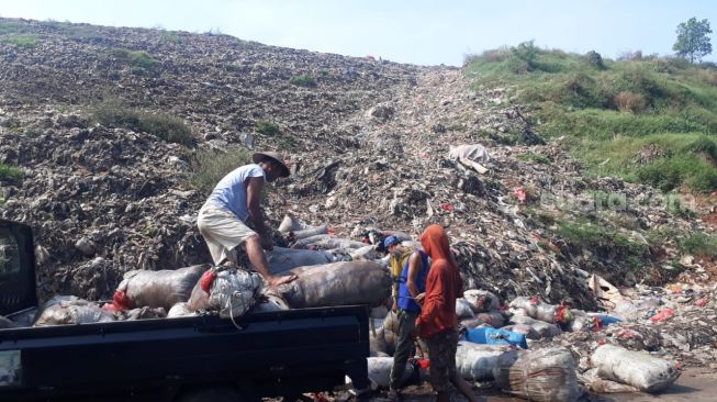 Pemulung di Tempat Pembuangan Sampah Terpadu (TPST) Bantar Gebang, Bekasi, Jawa Barat. (Suara.com/Bagaskara)