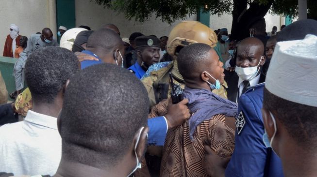 Presiden Mali Assimi Goita diserang saat salat Idul Adha di masjid. (Foto: AFP)