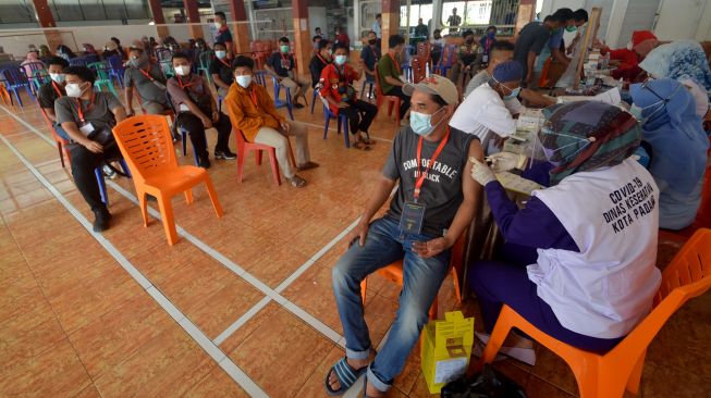 Petugas kesehatan menyuntikan vaksin kepada warga di Lapas Kelas IIA Padang, Sumatera Barat, Rabu (21/7/2021).  ANTARA FOTO/Iggoy el Fitra