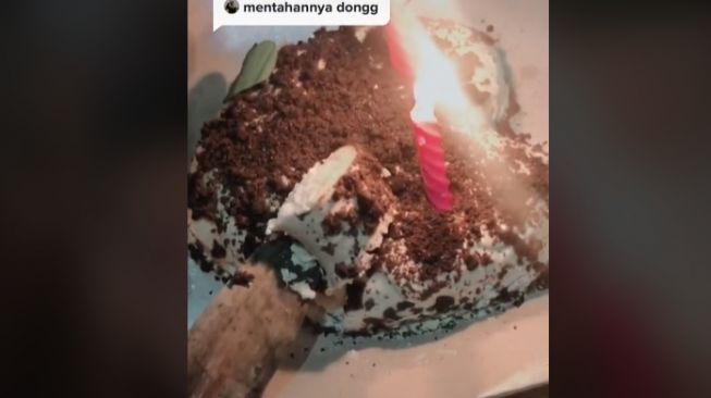 Kue ulang tahun isinya bikin terkejut. (TikTok)