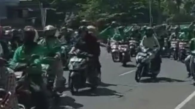Viral Ribuan Ojol di Bandung Turun ke Jalan Tolak PPKM Darurat: Buka Woi Buka!
