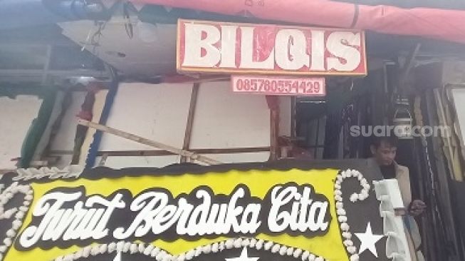 Penjual bungan dan karangan bunga di Kompleks Kios Bunga Rawajati, Kalibata, Pancoran, Jakarta Selatan, Rabu (21/7/2021). (Suara.com/Yosea Arga)