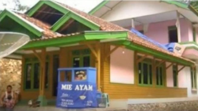 Potret warung mie ayam Lesti Kejora [Youtube/HariHariHeri]