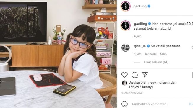 Unggahan Gading Marten soal anaknya, Gempita Nora Marten yang pertama kali belajar sebagai siswa SD. [Instagram/@gadiiing]