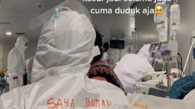 Video Viral Anak Pakai Hazmat 24 Jam Demi Jaga Ibu di IGD, Sukses Bikin Warganet Terharu (TikTok)