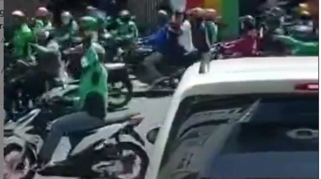 Ratusan ojol memadati jalanan di kota Bandung pada Rabu (21/7/2021) (Instagram)