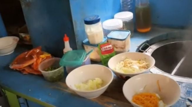 Potret warung mie ayam Lesti Kejora [Youtube/HariHariHeri]