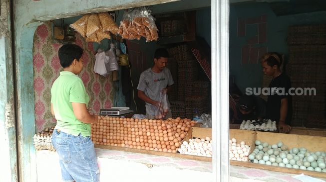 Warung telur dan sembako di Pasar Manggis, Setiabudi, Jakarta Selatan dijarah sekelompok remaja yang terlibat tawuran di saat momen Lebaran Idul Adha. (Suara.com/M. Yasir)