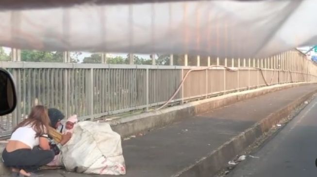 Kiky Saputri berbagai rezeki ke ibu-ibu pengemis di jalan. [Instagram]