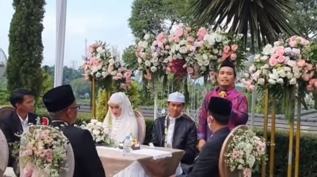 Pernikahan ustaz Agam Fachrul dan Aisyah [Instagram/aisyahvier dan YouTube/Heyouw0]