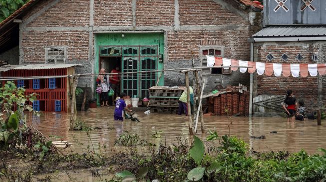 Warga mengevakuasi barang-barang yang terendam banjir di Desa Jeruklegi Wetan, Jeruklegi, Cilacap, Jawa Tengah, Rabu (21/7/2021). ANTARA FOTO/Idhad Zakaria