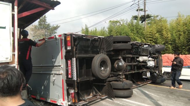 Truk yang mengangkut bantuan COVID-19 kecelakaan di Ciloto Puncak, Kabupaten Cianjur, Rabu (21/7/2021). [Dok. Polsek Pacet]