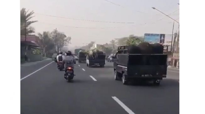 Idul Adha Penuh Cerita, Rombongan Mobil Pikap Lakukan 'Touring Berjamaah'