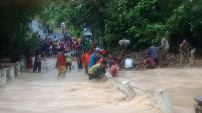 Cilacap Dilanda Banjir, Ruas Jalan Raya Jeruklegi-Wangon Terputus