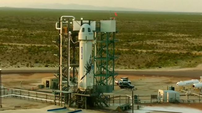 Roket Blue Origin sebelum lepas landas ke luar angkasa, Selasa (20/7/2021). [Handout/Blue Origin/AFP]