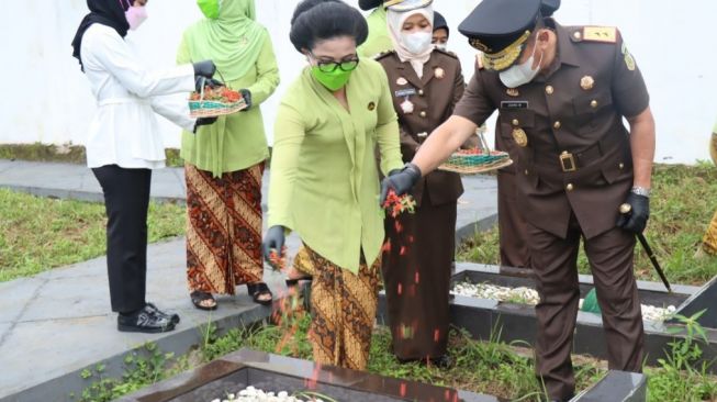 Pagi ini, Kajati Sulbar Lakukan Tabur Bunga