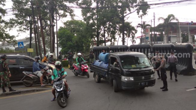 Akses Jalan Jakarta ke Depok Masih Dijaga Pos Penyekatan PPKM, Pemotor Putar Balik