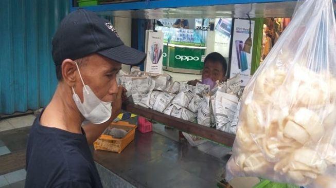 Bupati Cantik Senang PPKM Darurat Diperpanjang, Bakul Angkringan Ini Langsung Galau