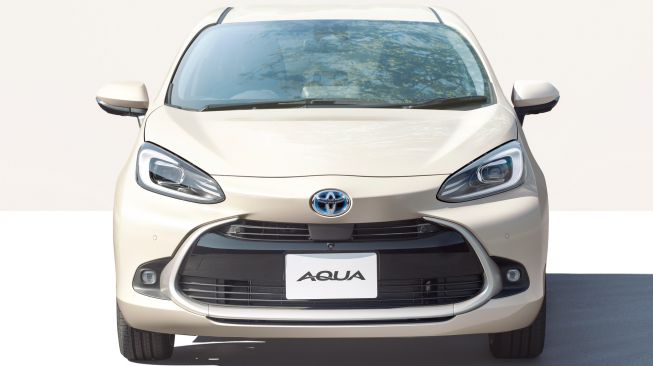Tout nouveau Toyota Aqua qui a été lancé plus tôt cette semaine (19/7/2021).  Découvrez le logo elliptique sur fond bleu comme indicateur de véhicules comprenant des produits électrifiés [Toyota Press Room].