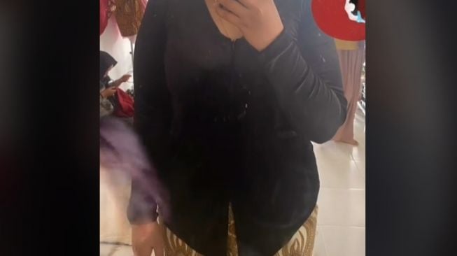 Seragam bridesmaid mirip baju selam. (TikTok)