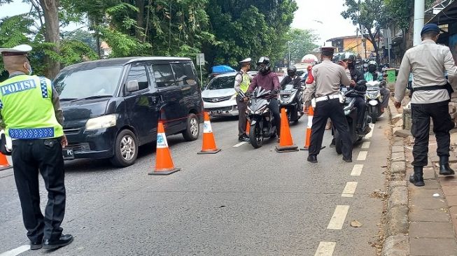 Kondisi Lalu Lintas di Jalan Raya Lenteng Agung Arah Jakarta Mulai Padat