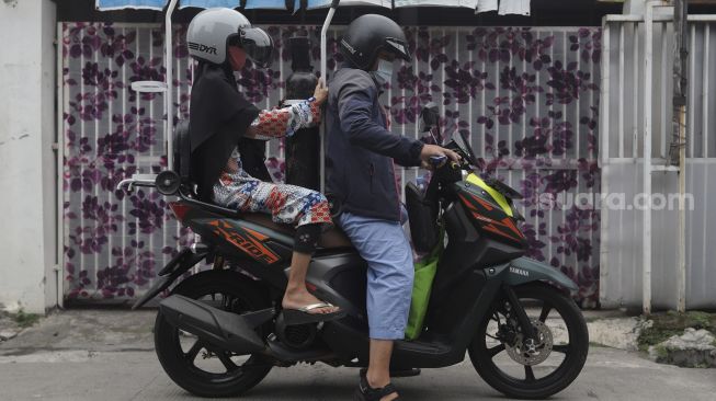 Warga membawa tabung oksigen medis untuk diisi ulang di toko alat kesehatan Fauzi Medical, Matraman, Jakarta, Kamis (22/7/2021). [Suara.com/Angga Budhiyanto]