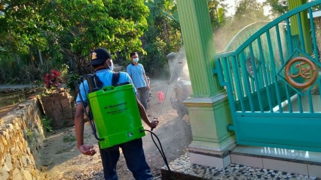 Jelang Idul Adha, Mahasiswa KKN UM Lakukan Penyemprotan Disinfektan