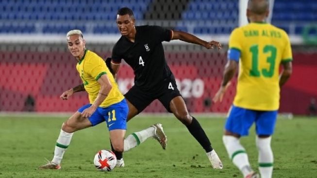 Penyerang Brasil Anthony berebut bola dengan pemain Jerman Felix Uduokhai  dalam pertandingan Grup D Olimpiade di Stadion Yokohama, Jepang, 22 Juli 2021 [AFP]