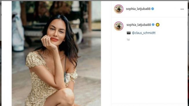 Sophia Latjuba Pakai Rok Mini di Bali (instagram.com/sophia_latjuba88)