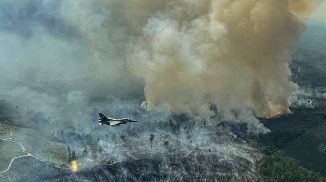 Sembari Latihan Pesawat Tempur F-16 Pantau Kebakaran Hutan di Riau