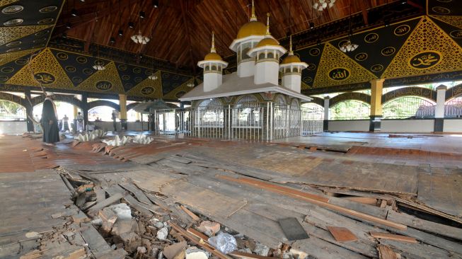 Peziarah berada di Komplek Makam Syekh Burhanuddin, Ulakan, Padangpariaman, Sumatera Barat, Kamis (22/7/2021).  ANTARA FOTO/Iggoy el Fitra