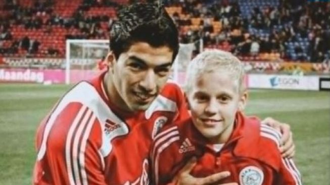 Donny van de Beek saat jadi anak gawang. (Twitter/@photosofootball)